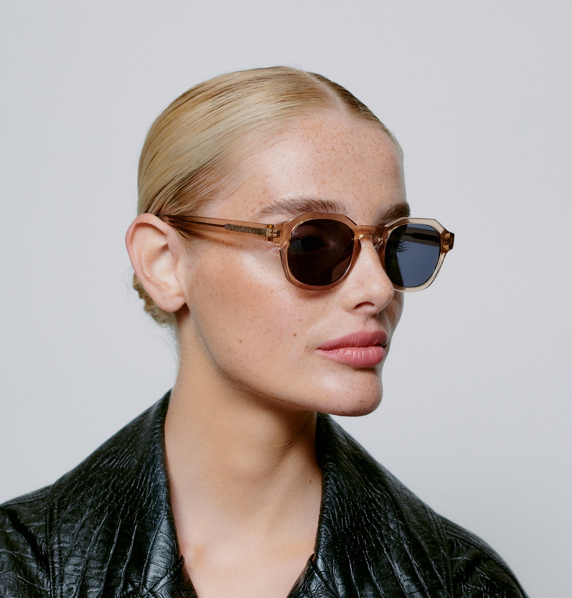AKjærbede-Sunglasses-Woman-Model-Wearing-Marvin