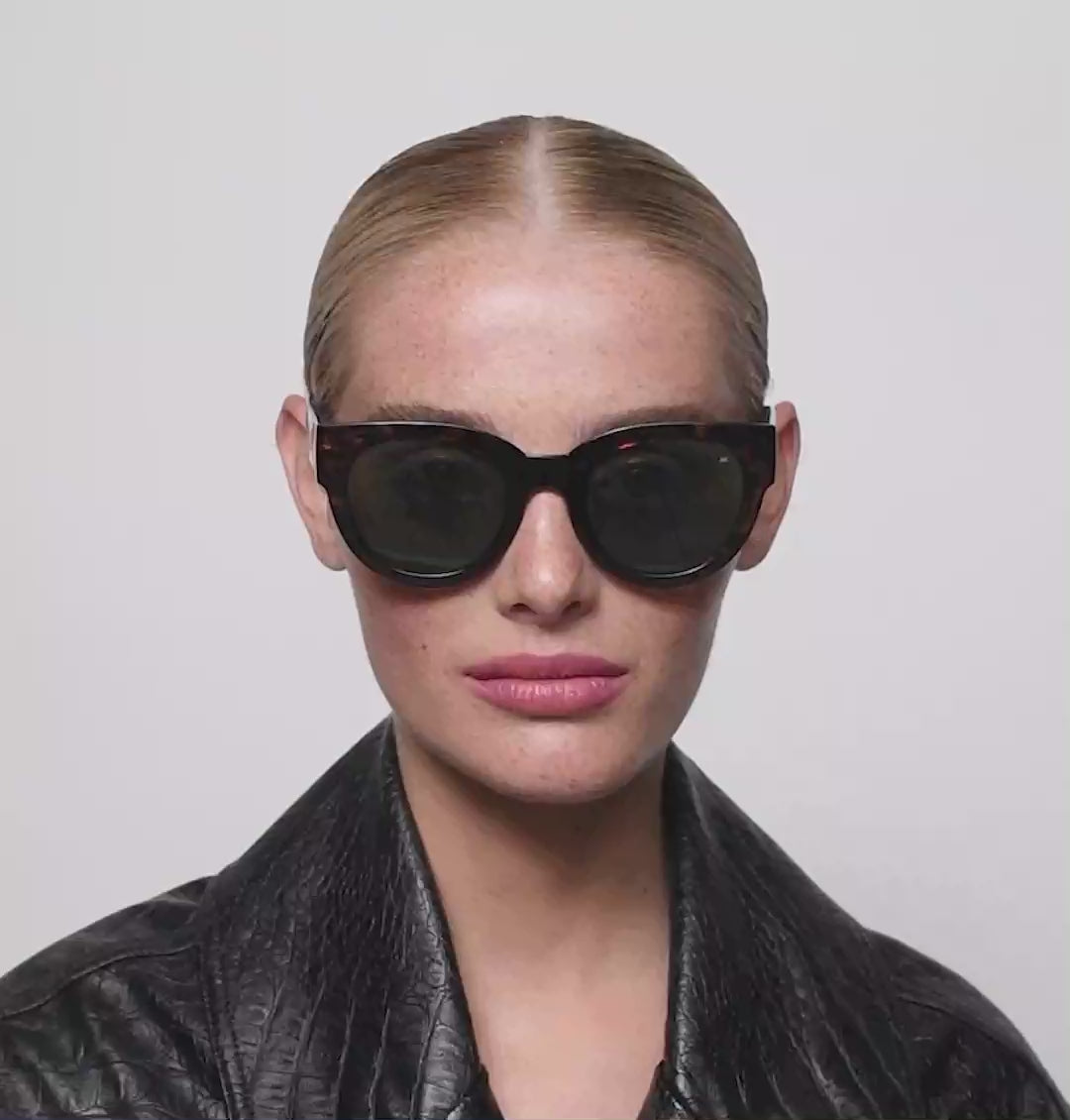 Female model wearing Oversized Sunglasses with tortoiseshell frame and green lenses AKJAERBEDE - PUNCH Watch & Eyewear vid